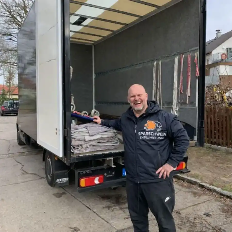 Fahrer vor LKW bei einer gewerblichen Entrümpelung