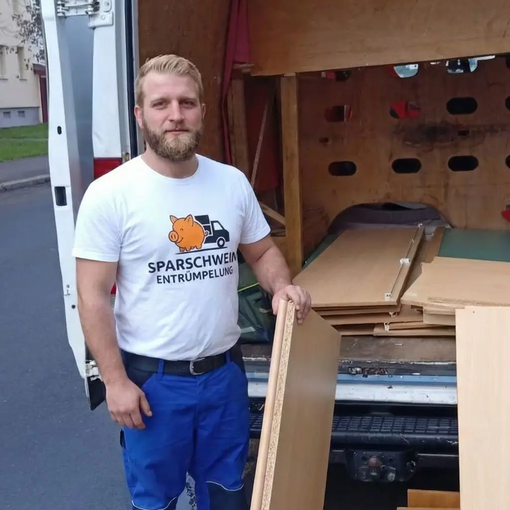 Mitarbeiter von Sparschwein Entrümpelung lädt Möbel in den Transporter