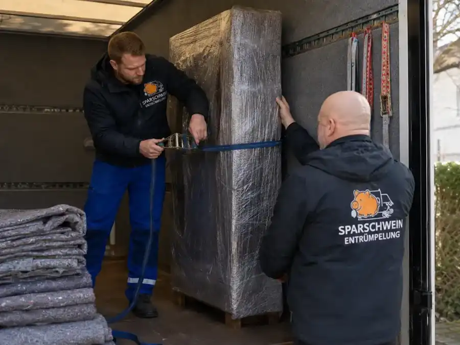 Sparschwein Entrümpelung Team beim Verladen in Dallgow-Döberitz