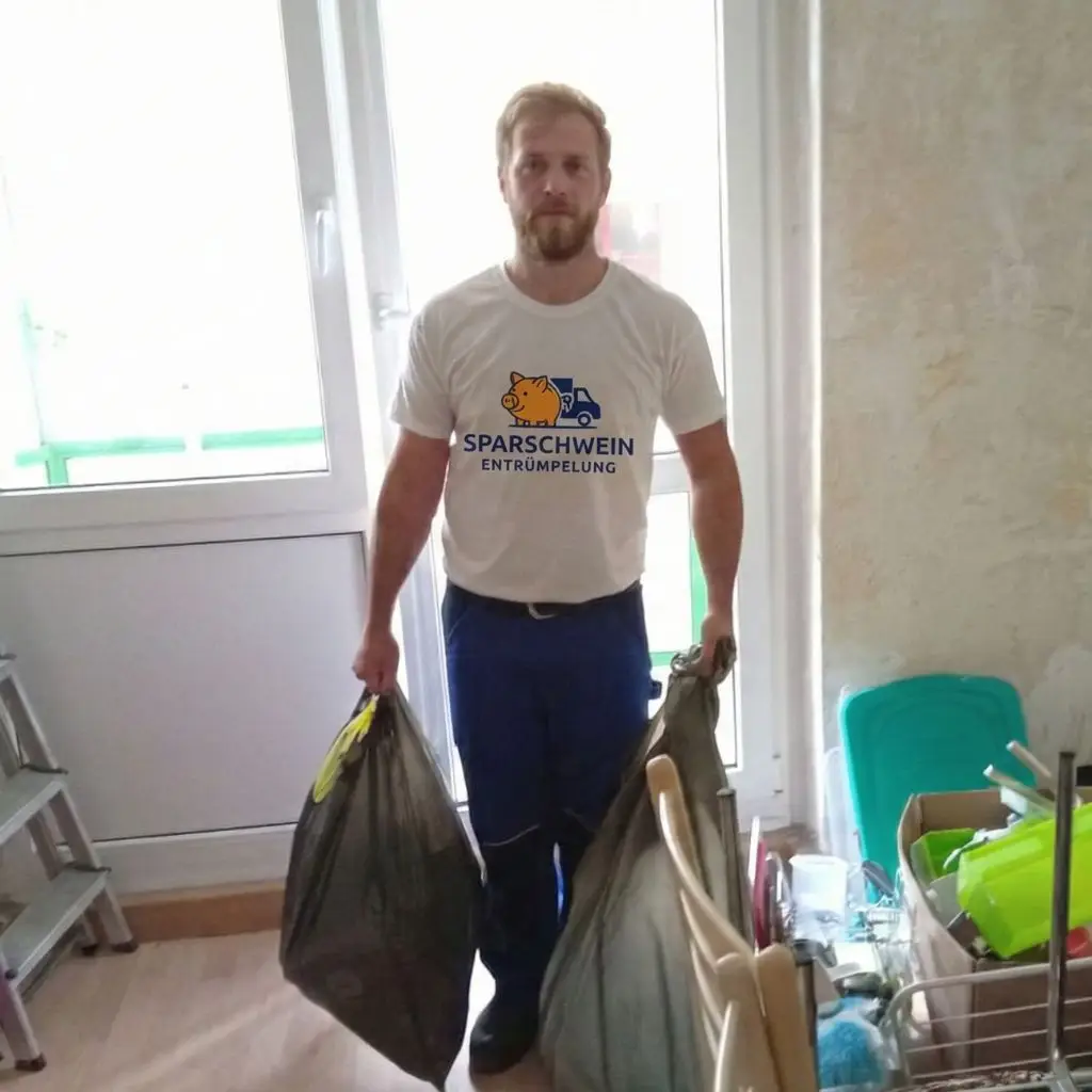 Fachmann trägt Säcke bei einer Haushaltsauflösung aus der Wohnung
