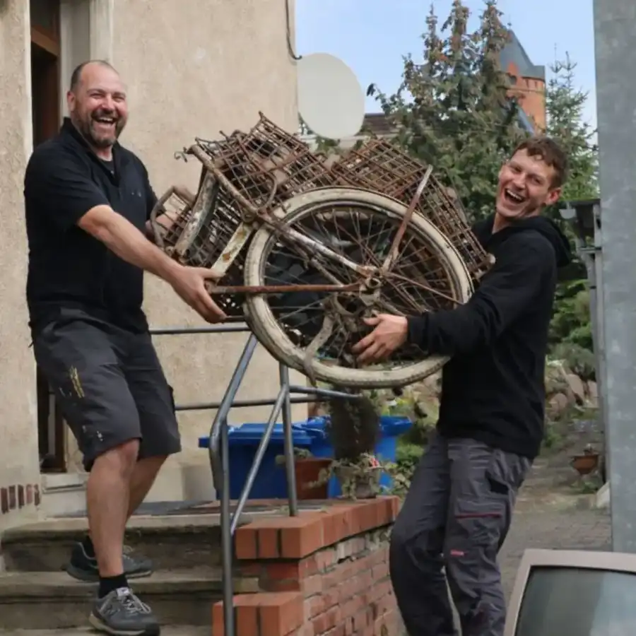 Team von Sparschwein Entrümpelung bei der Schrottabholung mit altem Fahrrad