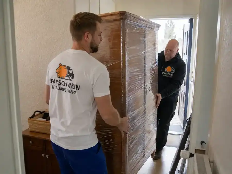 Sparschwein Entrümpelung Team aus Brieselang beim Möbelabtransport